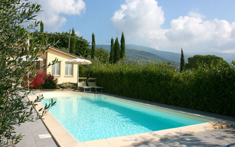 Casina Paradiso: Agua, Nube, Cielo, Planta, Propiedad, Edificio, Piscina, Azur, Hierba, Árbol