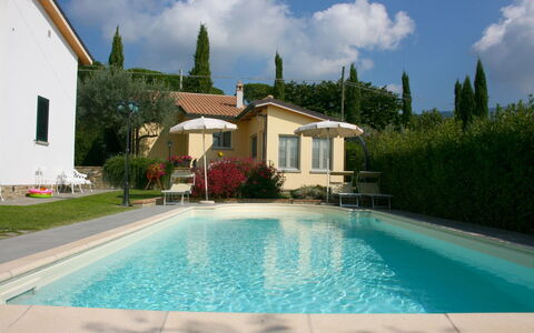 Casina Paradiso: Agua, Cielo, Nube, Planta, Edificio, Propiedad, Ventana, Piscina, Azur, Árbol