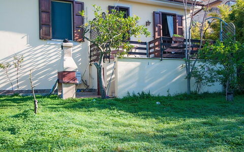 Vista Mare Noto: Yarda, Propiedad, Patio Interior, Casa, Hierba, Casa, Césped, Bienes Raíces, Barrio Residencial, Jardín