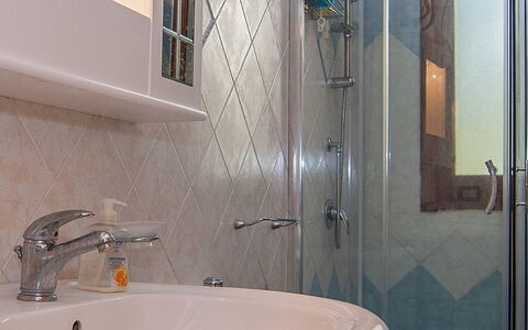 Vista Mare Noto: Baño, Propiedad, Habitación, Arreglo De Tubería, Baño, Loseta, Grifo, Diseño De Interiores, Arquitectura, Asiento Del Baño