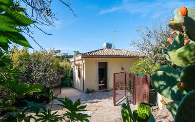 Vista Mare Noto: Propiedad, Casa, Casa, Bienes Raíces, Cabaña, Edificio, Botánica, Planta, Árbol, Inmuebles