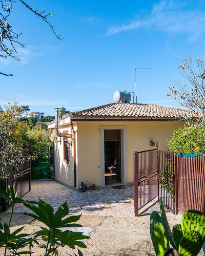 Vista Mare Noto: Propiedad, Casa, Casa, Bienes Raíces, Cabaña, Edificio, Botánica, Planta, Árbol, Inmuebles