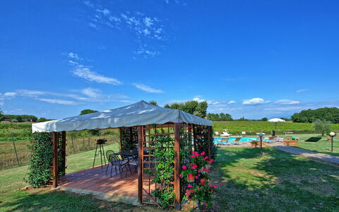 Casa Catia: Cielo, Sombra, Área Rural, Árbol, Bienes Raíces, Hierba, Casa, Pabellón, Edificio, Nube