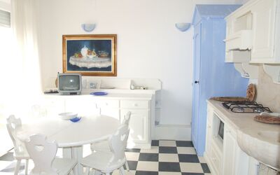 Nautilus: Propiedad, Habitación, Mueble, Suelo, Edificio, Diseño De Interiores, Casa, Bienes Raíces, Mesa, Cocina