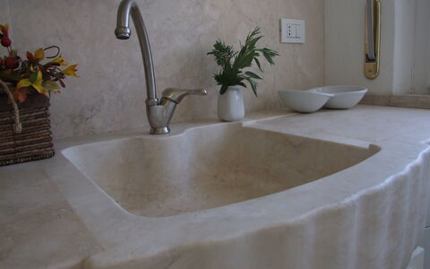 Appartamento - Le Finestre: Manteles, Lavabo, Lavabo Del Baño, Propiedad, Grifo, Textil, Pared, Mármol, Habitación, Linos