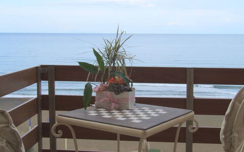Appartamento - Le Finestre: Mueble, Mesa, Propiedad, Vacaciones, Balcón, Mesa Al Aire Libre, Oceano, Mueble Para Exteriores, Mar, Habitación