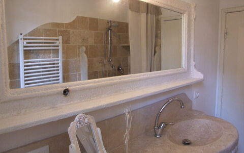 Villa Pineta: Baño, Propiedad, Habitación, Mueble De Baño, Pared, Bañera, Arreglo De Tubería, Loseta, Accesorio De Baño, Lavabo