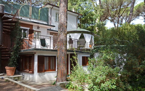 Villa Pineta: Casa, Cabaña, Porche, Balcón, Inmuebles, Sombra, Yarda, Patio Interior, Estructura Al Aire Libre, Hacienda