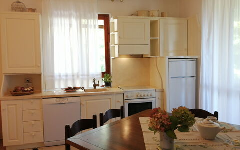 Villa La Quercia: Mueble, Diseño De Interiores, Madera, Piso, Encendiendo, Habitación, Cocina, Gabinetes, Aparato De Cocina, Cocina Y Comedor Mesa