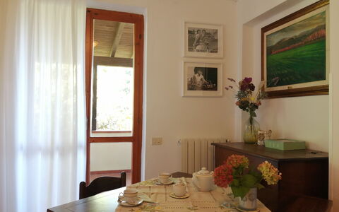 Villa La Quercia: Mueble, Diseño De Interiores, Madera, Piso, Suelo, Mesa, Habitación, Comedor, Encendiendo, Marco