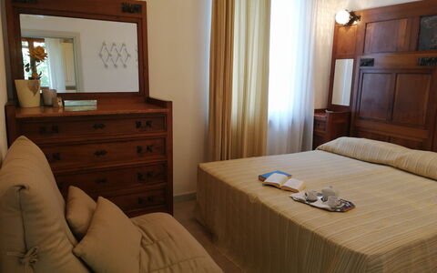 Villa La Quercia: Mueble, Madera, Habitación, Diseño De Interiores, Cama, Suelo, Piso, Sábana, Habitación, Lecho