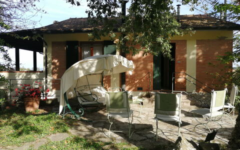 Villa La Quercia: Mueble, Silla, Mueble Para Exteriores, Mesa, Sombra, Patio Interior, Mesa Al Aire Libre, Jardín, Cabaña, Paraguas