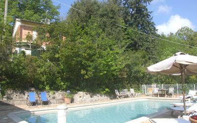Villa La Quercia: Agua, Planta, Cielo, Edificio, Nube, Azur, Piscina, Árbol, Mueble Para Exteriores, Sombra