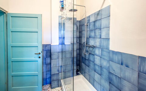 Marina Dei Ronchi Prestige: Azul, Propiedad, Baño, Habitación, Arquitectura, Loseta, Pared, Vaso, Bienes Raíces, Diseño De Interiores