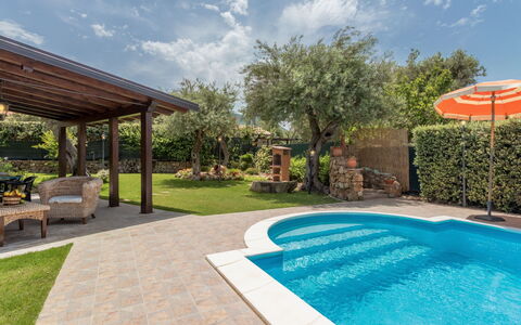 Jancaliva: Nube, Agua, Planta, Cielo, Piscina, Banco Al Aire Libre, Mueble Para Exteriores, Sombra, Hierba, Árbol