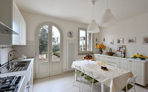 Villa Gaville: Gabinetes, Mostrador, Mueble, Propiedad, Mesa, Cocina, Fregadero, Lavabo, Diseño De Interiores, Madera