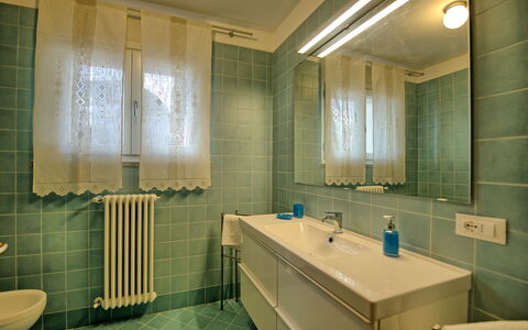 Villa Gaville: Baño, Habitación, Propiedad, Diseño De Interiores, Mueble De Baño, Loseta, Accesorio De Baño, Encendiendo, Edificio, Arreglo De Tubería